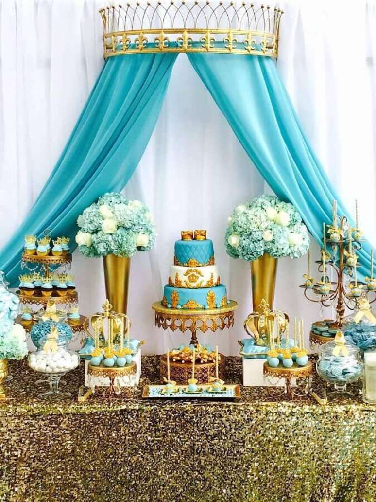68. Linda decoração para mesa de aniversário sofisticada azul Tiffany e dourada – Foto: Pinterest