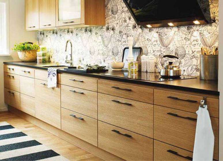 45. Modelo de arm&aacute;rio de madeira com puxador met&aacute;lico preto. Fonte: Pinterest