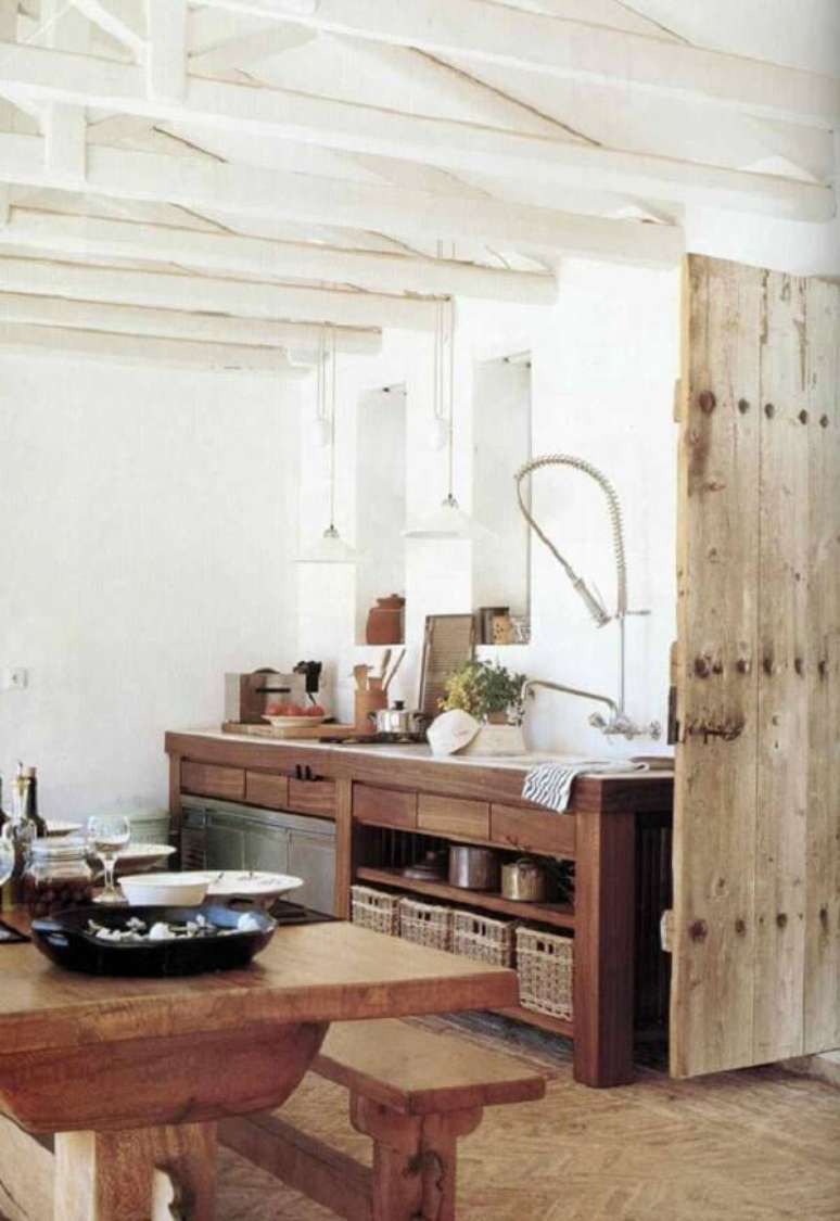 47. Armário de madeira com gavetas e nichos. Fonte: Pinterest