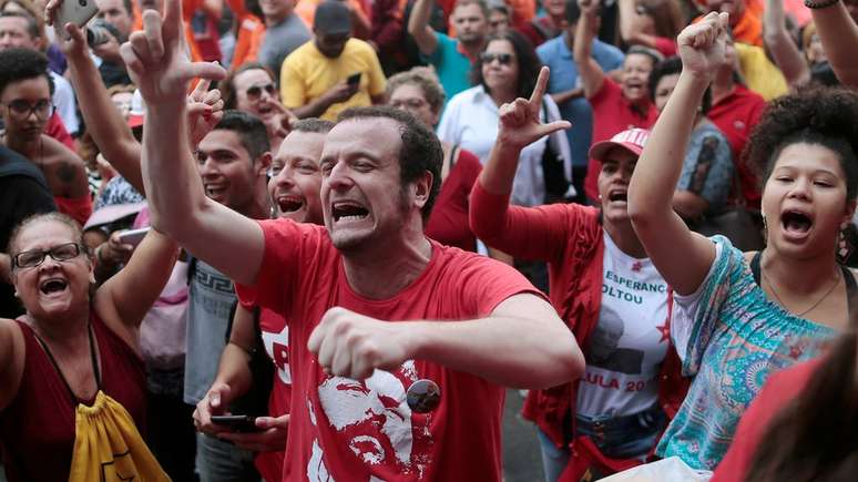 Militantes e sindicalistas foram até sede do Sindicato dos Metalúrgicos do ABC para acompanhar Lula antes de sua prisão, em abril de 2018