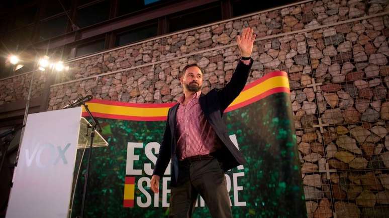 Para alguns especialistas, o partido de extrema-direita Vox surge, em parte, em resposta à independência da Catalunha. Na foto, o candidato Santiago Abascal