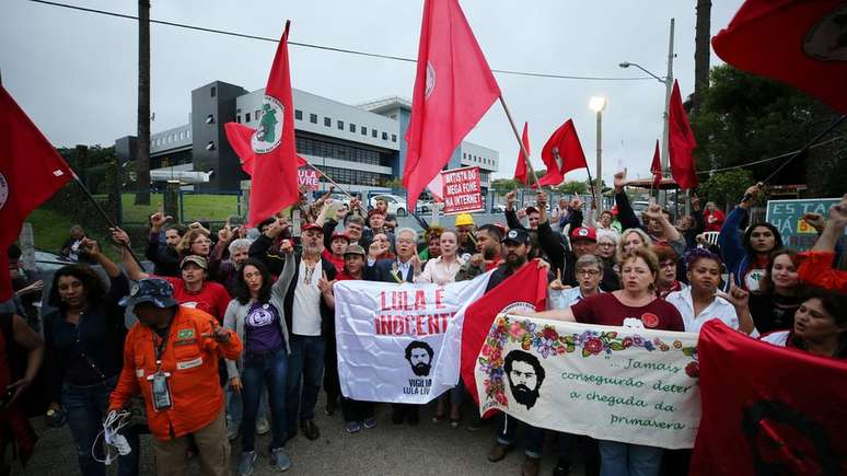 Manifestantes pró-Lula em frente a prédio da Polícia Federal em Curitiba; enquanto STF julgava pauta relacionada ao caso do ex-presidente, petistas demonstravam certa cautela