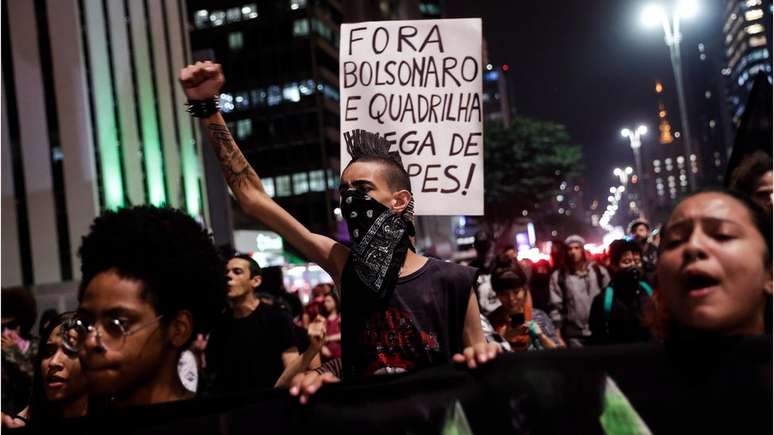 Em foto de maio, estudantes aparecem em manifestação contra cortes na educação