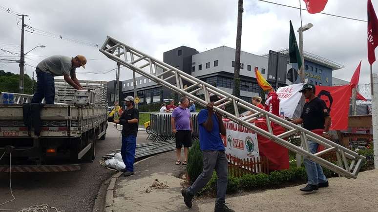 Estrutura para montagem de palco começa a chegar à região da PF em Curitiba; militância espera soltura de Lula