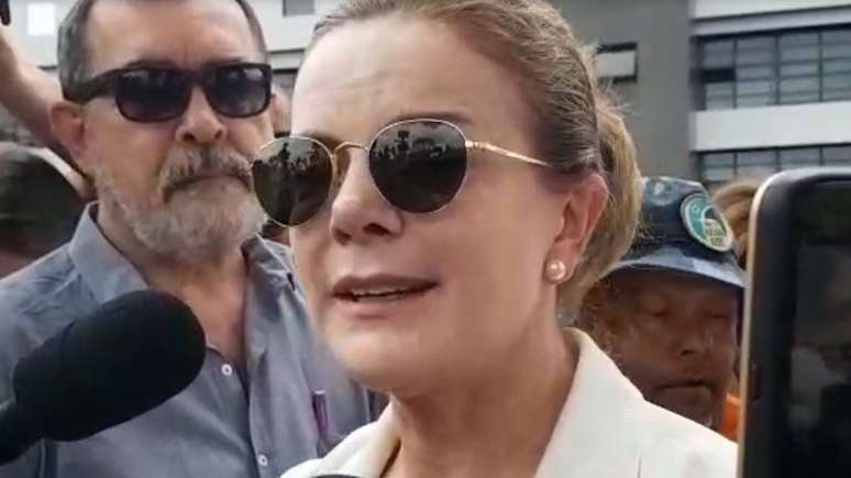 Gleisi Hoffmann, presidente do PT, visitou Lula na carceragem da PF nesta sexta