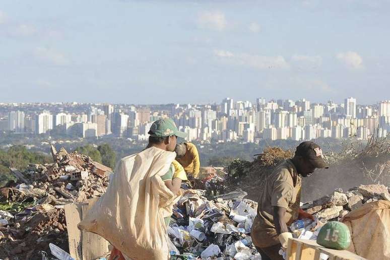A Política Nacional de Resíduos Sólidos tinha como meta que até agosto de 2014 o País deveria estar livre dos lixões