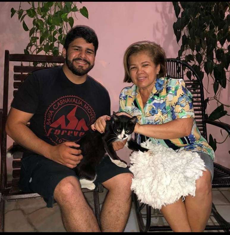 O repórter Artur Lira postou uma foto com o gato, batizado de Frajola, e a tia, que adotou o animal