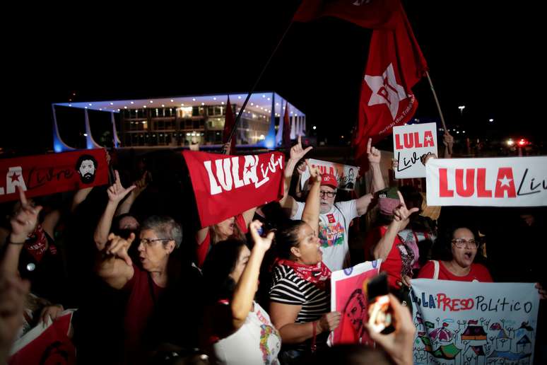 Manifestantes pedem liberdade de ex-presidente Luiz Inácio Lula da Silva em frente ao prédio do STF, em Brasília
07/11/2019 REUTERS/Ueslei Marcelino