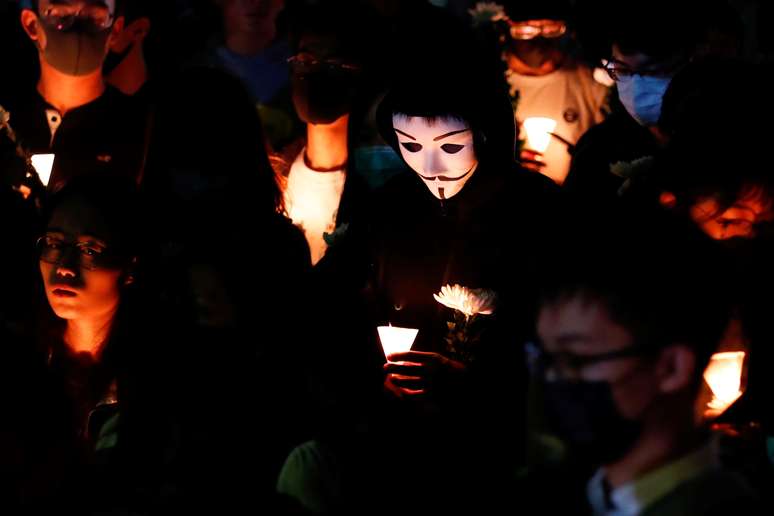 Cerimônia em homenagem a estudante de Hong Kong que morreu ao sofrer queda durante protesto
08/11/2019
REUTERS/Tyrone Siu