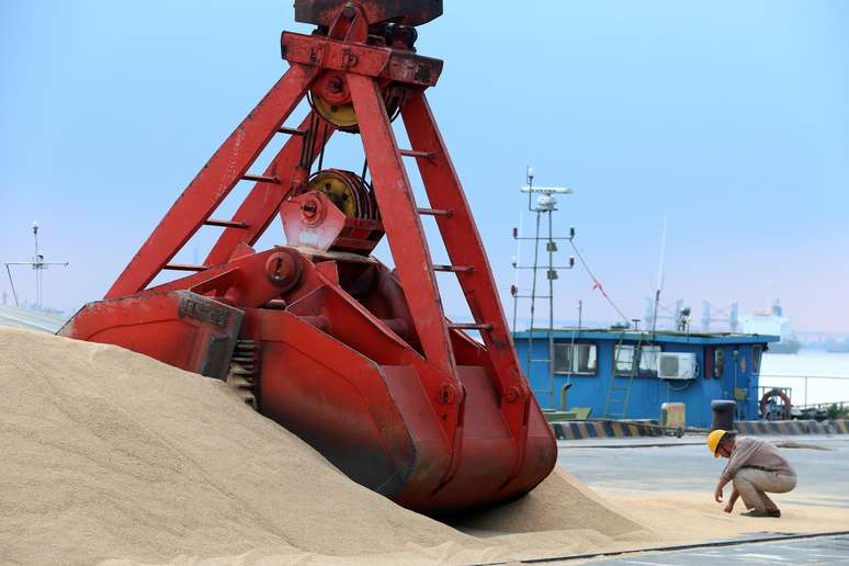 Soja importada pela China é descarregada no porto de Nantong 
06/08/2018
REUTERS/Stringer