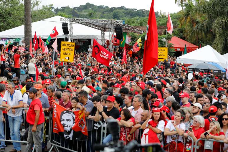 Militantes aguardam saída do ex-presidente Luiz Inácio Lula da Silva da prisão
08/11/2019
REUTERS/Rodolfo Buhrer