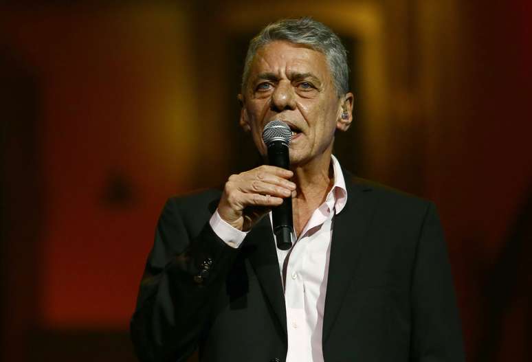 O cantor Chico Buarque apresenta-se durante a entrega do 28º Prêmio da Música Brasileira no Theatro Municipal, na Praça da Cinelândia