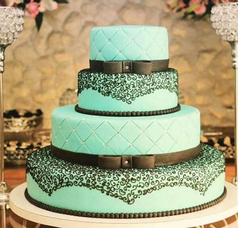 99. Bolo de 15 anos fake super delicado feito em tons de preto e azul. Fonte: Pinterest