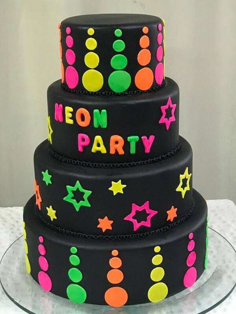 100. Bolo de15 anos fake com fundo preto e tons de neon. Fonte: Pinterest