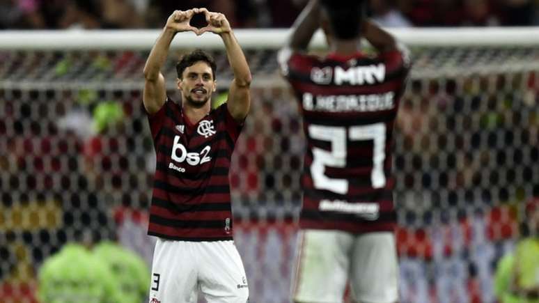 Titulares absolutos, Rodrigo Caio comemora com Bruno Henrique (Foto: AFP)