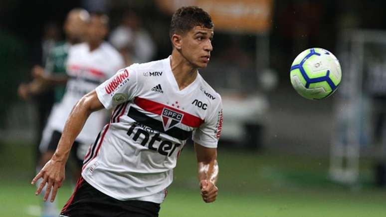 Vitor Bueno jogou todas com Diniz, mas é dúvida para domingo - FOTO: Rubens Chiri/saopaulofc.net