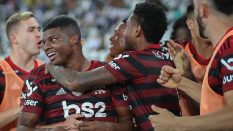 Lincoln comemora o gol da vitória do Flamengo ao lado dos companheiros (Foto: FCesar/Ofotografico/Lancepress!)