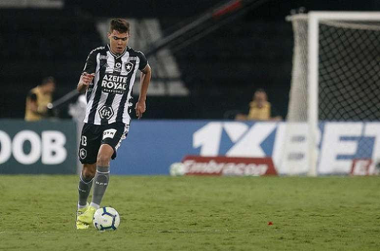 Lateral foi titular no clássico (Foto: Vítor Silva/Botafogo)