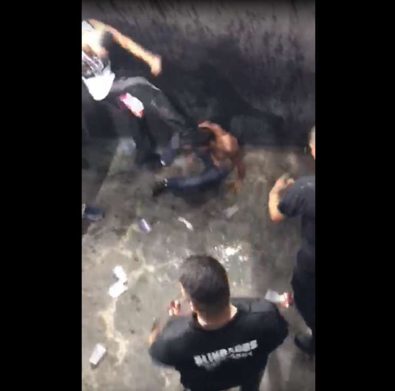 Sergio Fernando, no chão é agredido durante Botafogo e Flamengo (Foto: Reprodução)