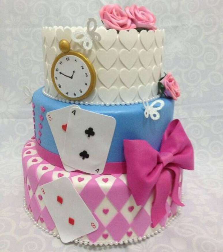 105. O design desse bolo se inspirou no filme Alice no Pa&iacute;s das Maravilhas. Fonte: Pinterest