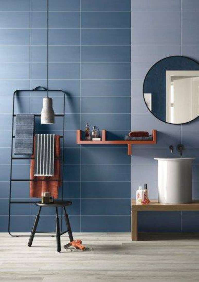 59. Que tal decorar o banheiro com azul? – Por: Hometeka