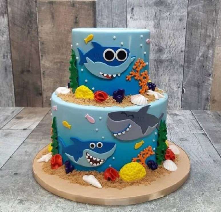 34. Bolo feito com os personagens do desenho Baby Shark fake. Fonte: Inspire Sua Festa
