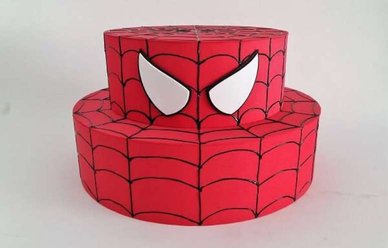 14. Bolo fake simples Homem Aranha. Fonte: Pinterest