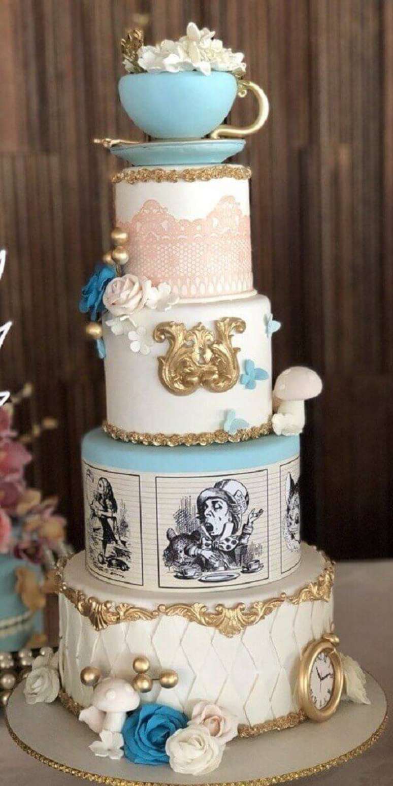 109. Bolo de 15 anos fake com tem&aacute;tica do filme Cinderela. Fonte: Cinara Festas