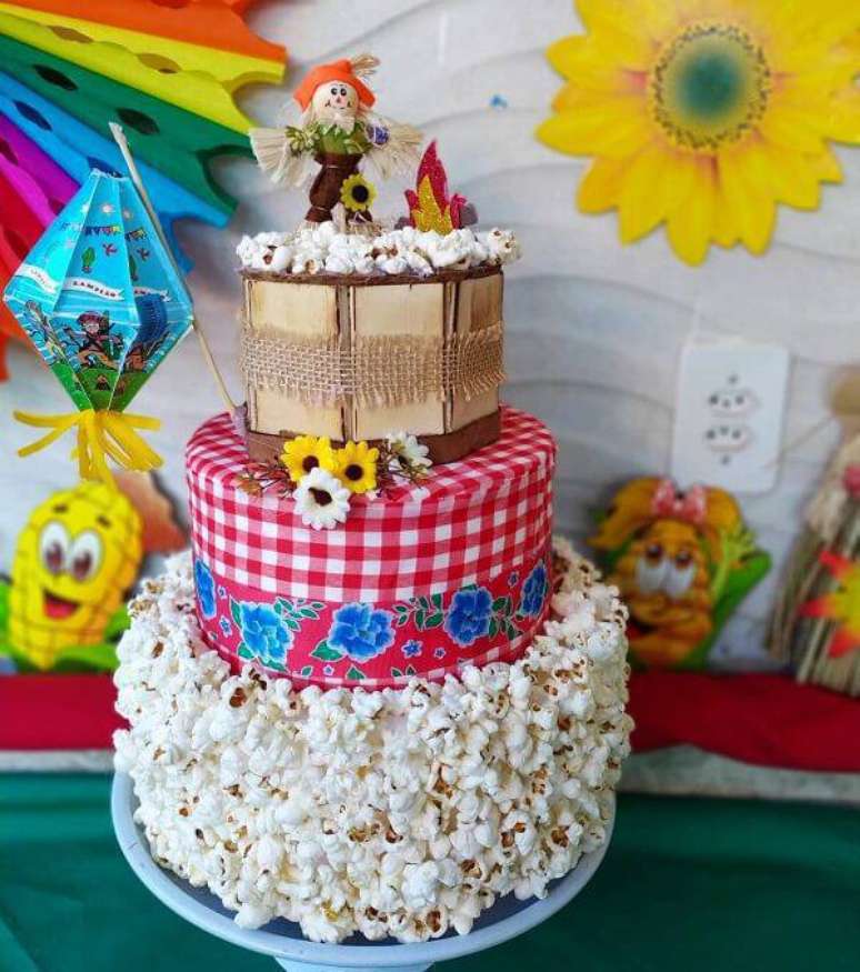 89. Modelo de bolo festa junina fake com acabamento de pipoca. Fonte: Pinterest