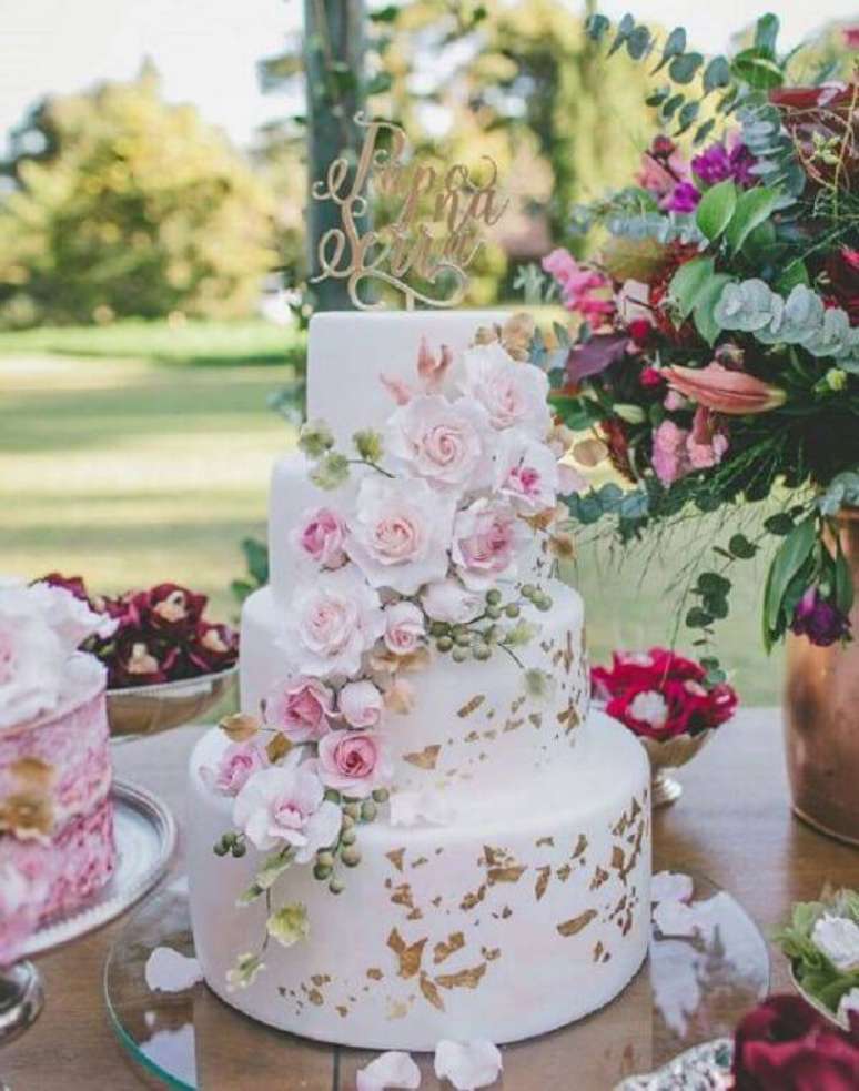 37. Bolo de 15 anos fake com cascata de flores. Fonte: Pinterest