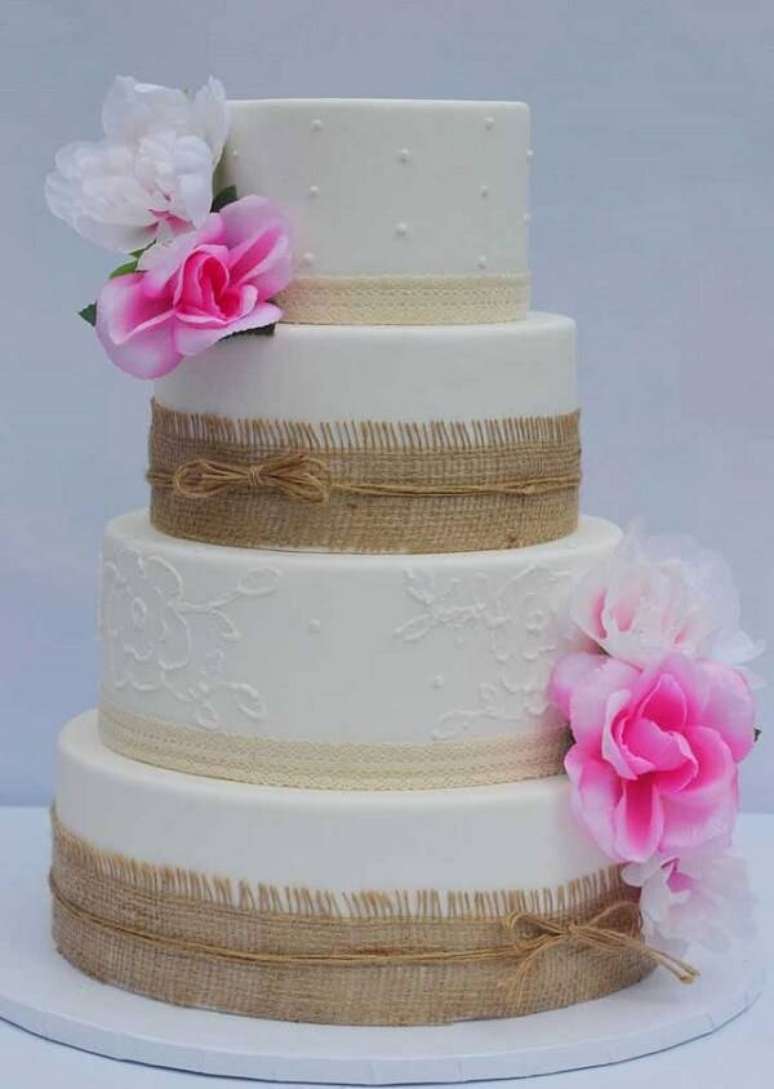41. Bolo r&uacute;stico fake com acabamento de sisal e flores. Fonte: Pinterest