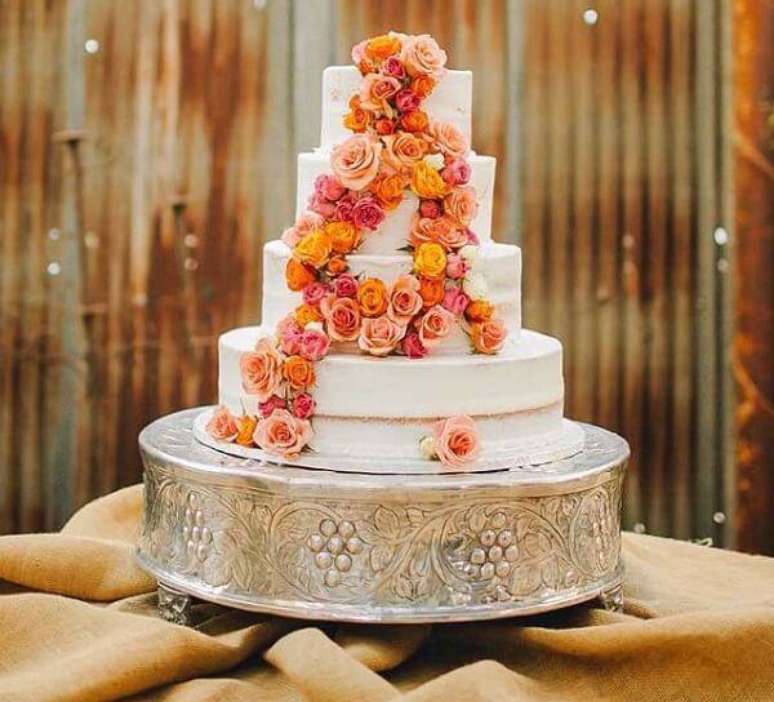 42. Bolo de casamento fake com acabamento de flores. Fonte: Pinterest