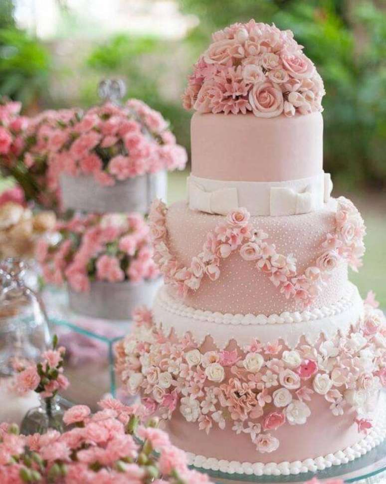 44. Bolo de casamento fake com mini flores. Fonte: Pinterest