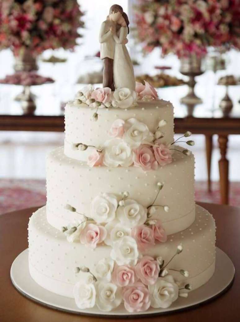 110. Bolo de casamento fake com tem&aacute;tica floral e noivinhos no topo. Fonte: Pinterest