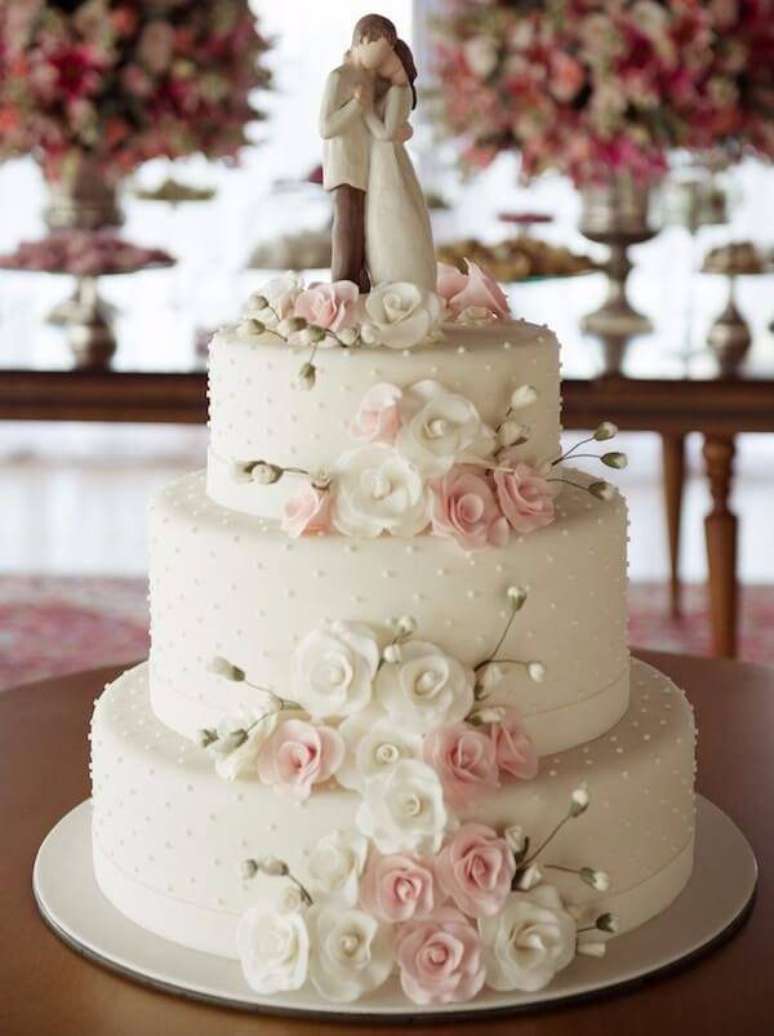 110. Bolo fake de casamento com temática floral e noivinhos no topo. Fonte: Pinterest