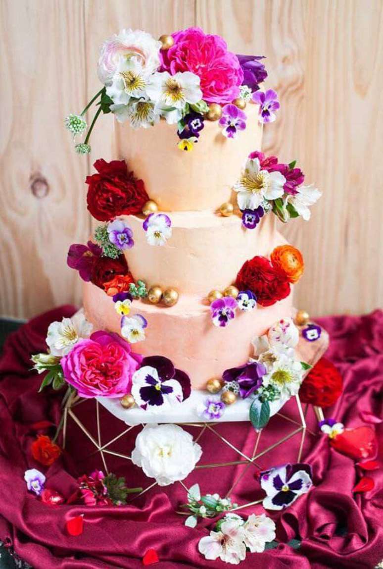 91. Modelo fake de bolo cheio de flores. Fonte: Pinterest
