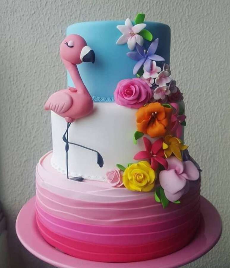 23. Bolo de flamingo fake feito em biscuit. Fonte Artheca Festas