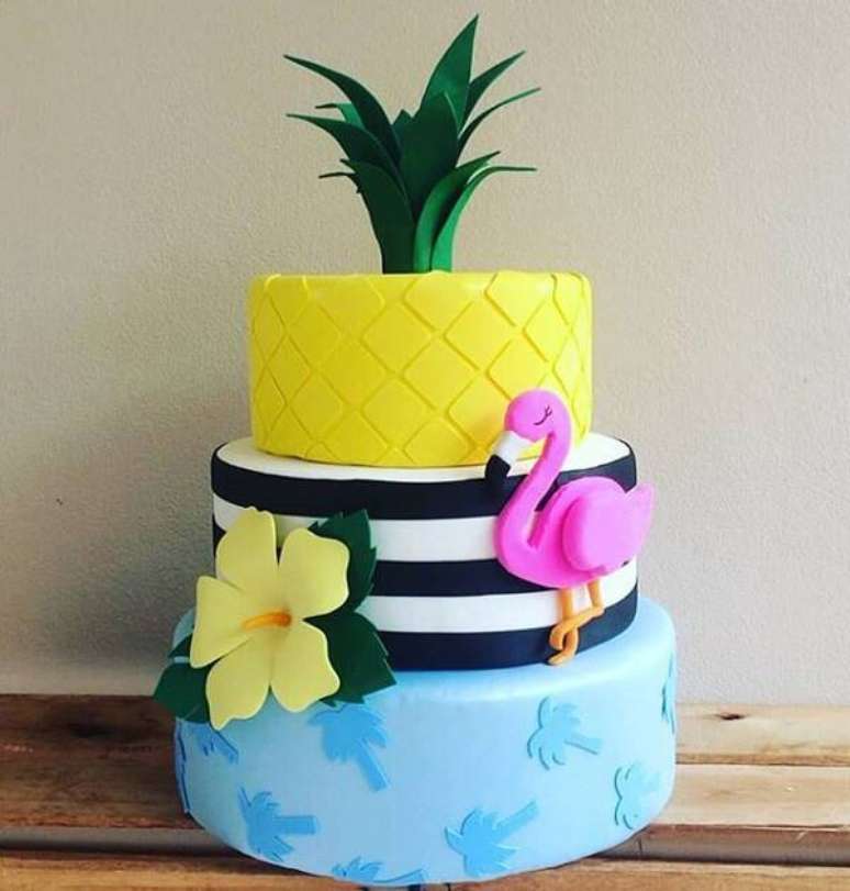 8. Bolo fake de flamingo feito em eva. Fonte: Pinterest