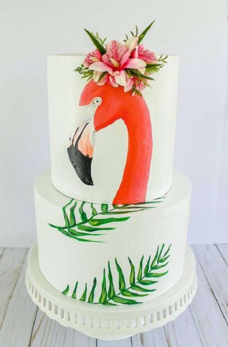 29. Bolo de flamingo fake com flores no topo. Fonte: Pinterest