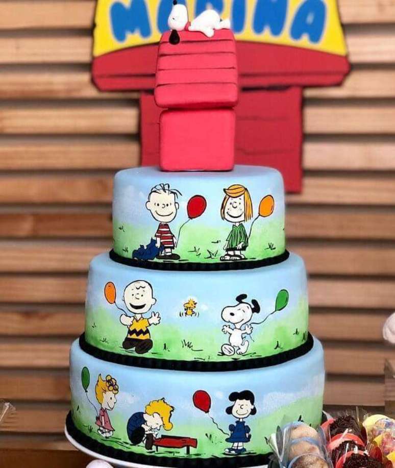 33. O bolo se inspira nos personagens do filme Snoopy. Fonte: Lua Aluguel de Bolos