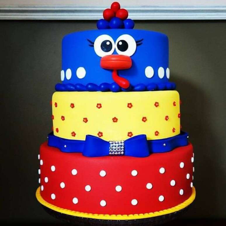 12. Bolo fake galinha pintadinha feito com tr&ecirc;s andares. Fonte: Elo7