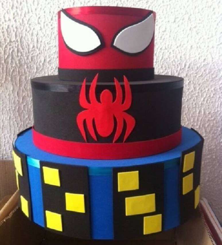 64. Modelo de bolo fake homem aranha. Fonte: Pinterest