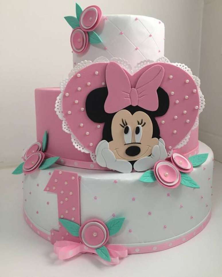 10. Bolo fake da Minnie de EVA em feito com tr&ecirc;s andares. Fonte: Pinterest