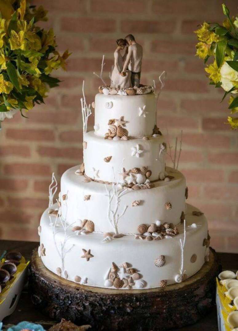 31. O bolo fake rústico encanta os convidados da festa. Fonte: Pinterest