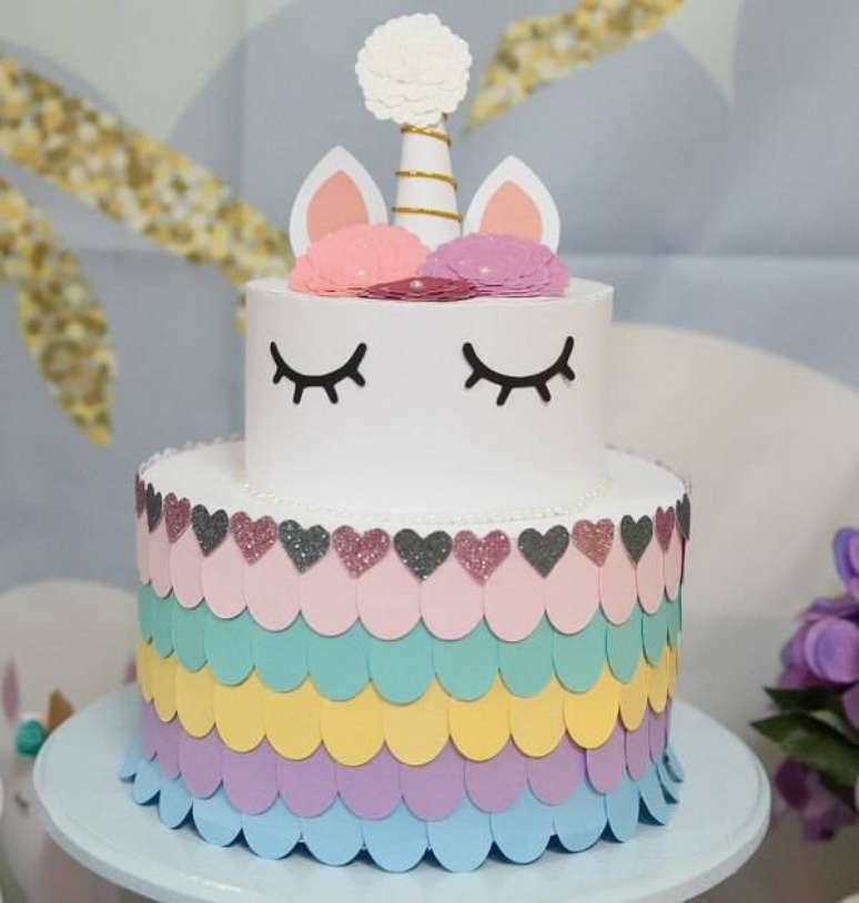 9. Bolo fake de unic&oacute;rnio encanta a decora&ccedil;&atilde;o da mesa. Fonte: Pinterest