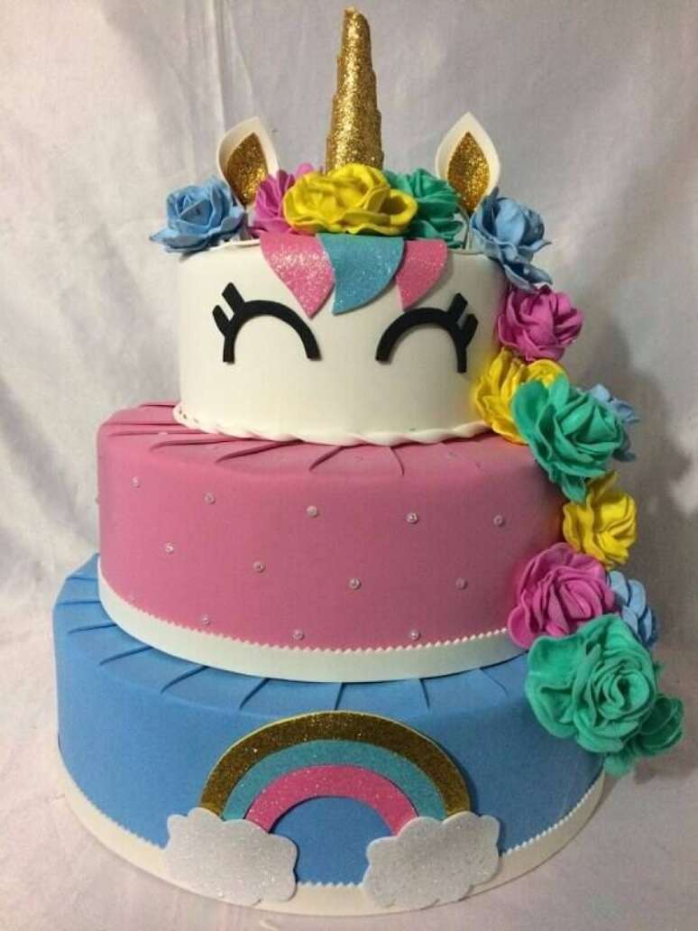 70. Modelo de bolo fake unic&oacute;rnio com tr&ecirc;s andares. Fonte: Pinterest