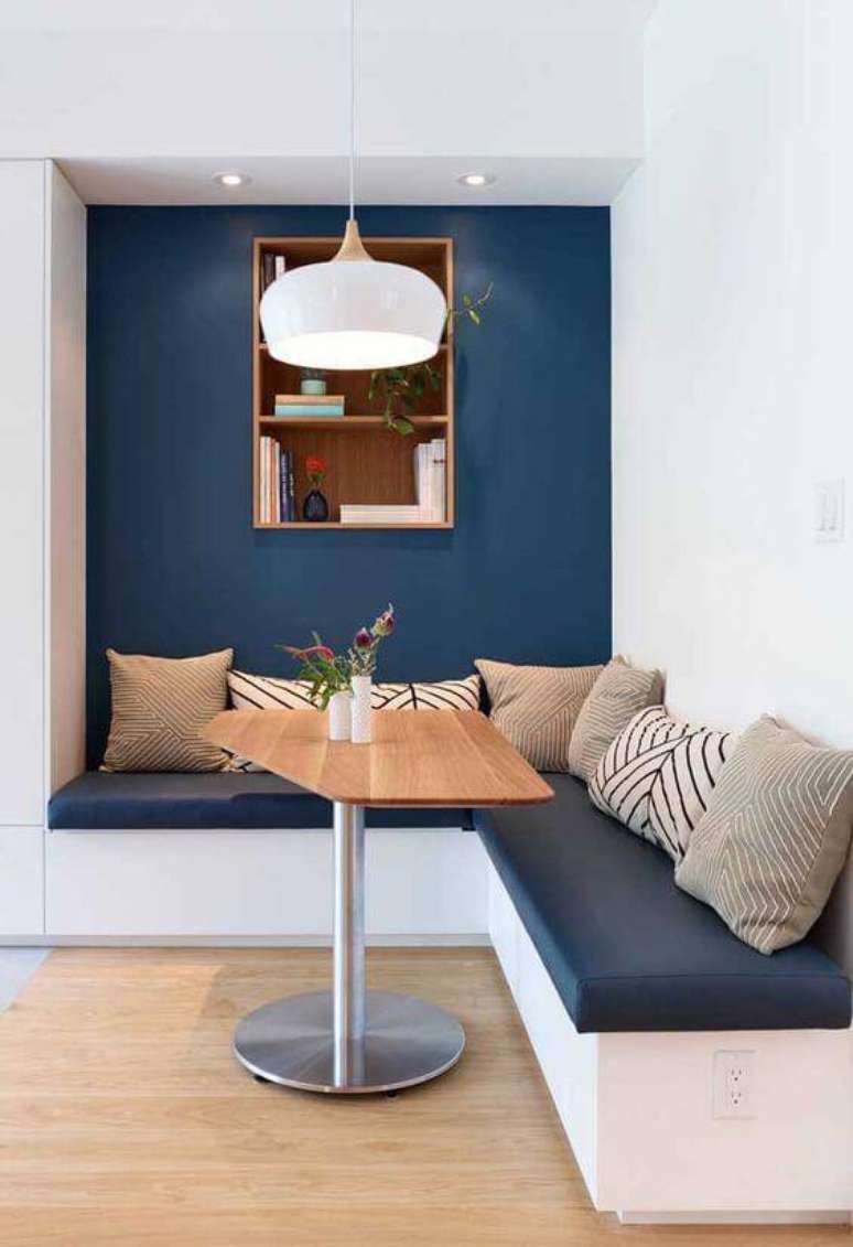 2. Canto alem&atilde;o combinando com a parede azul marinho &ndash; Por: Ideais Decor