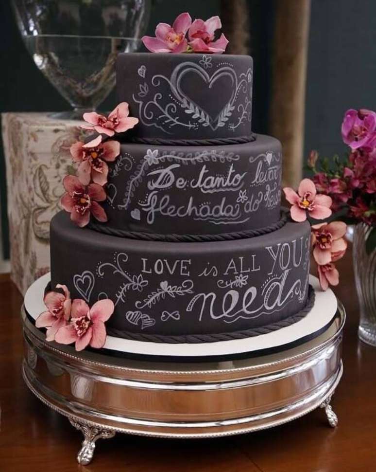 60. Diversas frases fazem parte da decoração do bolo fake de casamento. Fonte: Pinterest