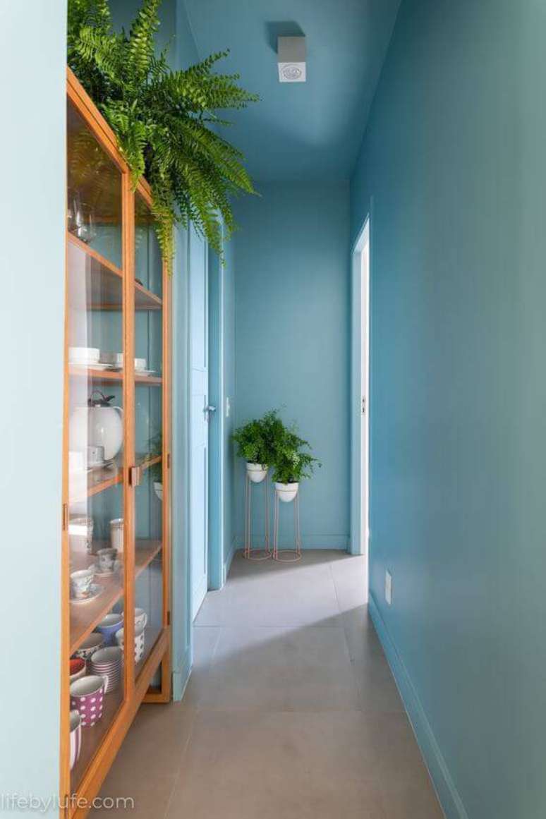 61. Corredor de casa com parede em azul claro – Por: Life by Lufe