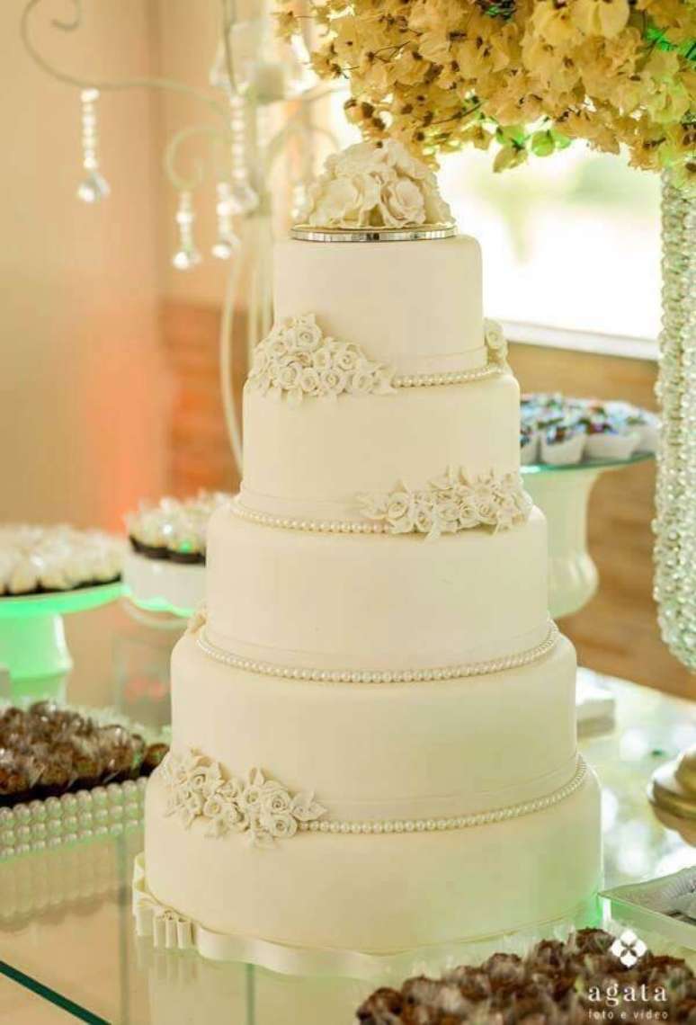 69. Modelo de bolo fake casamento com várias camadas. Fonte: Pinterest